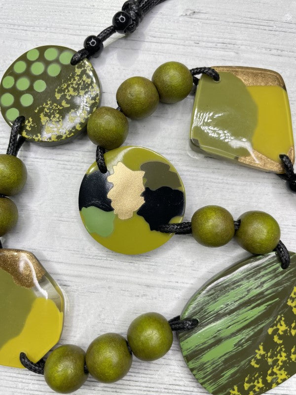 GREEN NECKLACE WITH WOODEN BEADS - Harper Greer